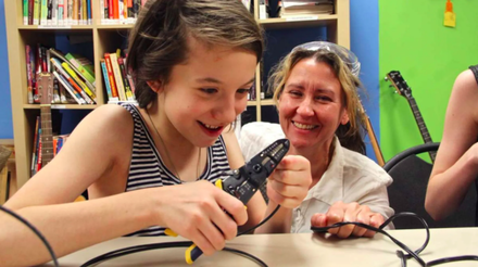 Suzanne Thorpe working with a child in a classroom.